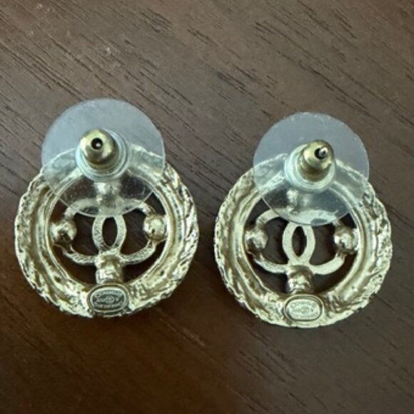 ✨ Chanel 2018 CC Gold-Tone Pearl Button Pierced Earrings A18V | Box & Pouch ✨ - Picture 3 of 9